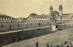 Pawilon przemysłu wielkiego i średniego z lewej strony widać pawilon rekodzieł.