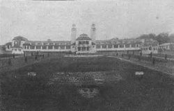 Pawilon główny z klombem kwiatów w kształcie herbu Częstochowy.
proj. pawilonu Alf. Bogusławskiego.