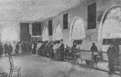 Wnętrze pawilonu przemysłu ludowego. Dr. Benni objaśnia zebranym okazy.